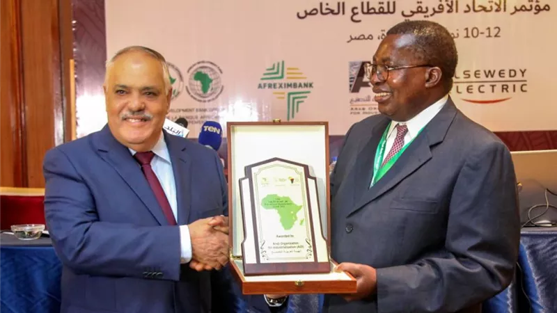 منتدى مؤتمر الإتحاد الأفريقي للقطاع الخاص يكرم رئيس الهيئة العربية للتصنيع