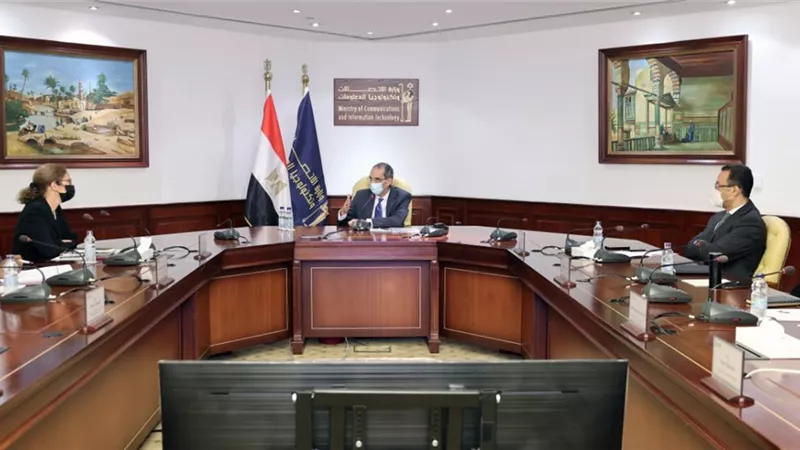 طلعت : الاتصالات تشارك فى إقامة بنية تحتية معلوماتية ب 4500 قرية