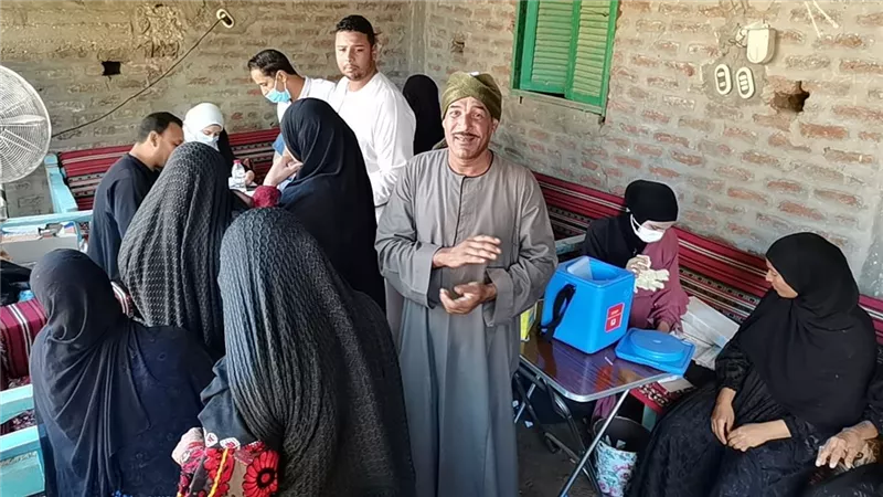 لأول مرة منذ بدء التطعيم ضد فيروس كورونا قافلة مستقبل وطن في قلب قرية الحجيرات بقنا