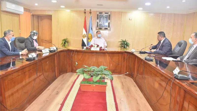 محافظ أسيوط ورئيس هيئة التنمية الصناعية يعقدان اجتماعًا مع مسئولى شركات المرافق والمستثمرين