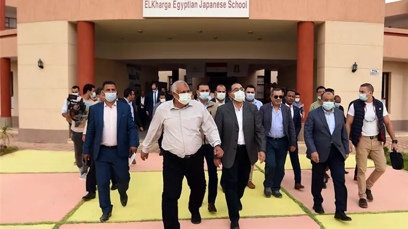 رئيس الوزراء يتفقد المدرسة المصرية اليابانية بالخارجة