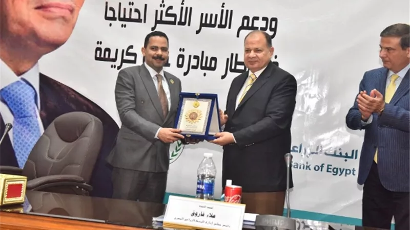 محافظ أسيوط ورئيس البنك الزراعي يوزعان أجهزة كهربائية لعدد 70 أسرة من الأكثر احتياجًا