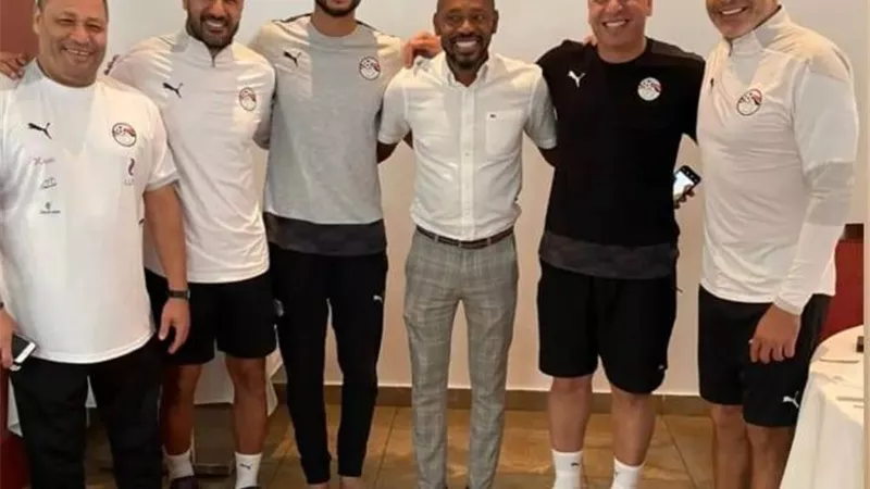 جيلبرتو يلتقى الشناوى.. والجهاز الفني للفراعنة فى أنجولا.. صور