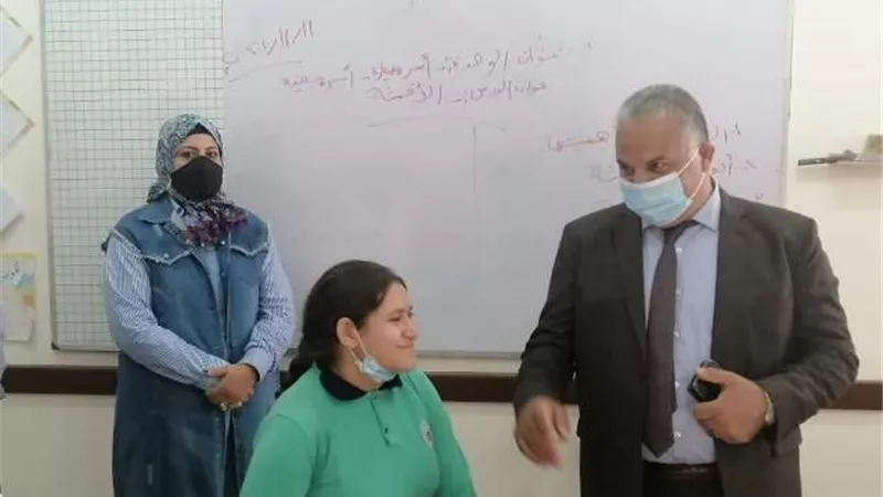 وكيل تعليم دمياط يفاجئ مدرسة زيد بن حارثة ويكرم مديرها