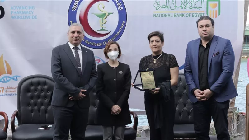 نقيب صيادلة الإسكندرية ونائب المحافظ يكرمان أسر شهداء الكورونا