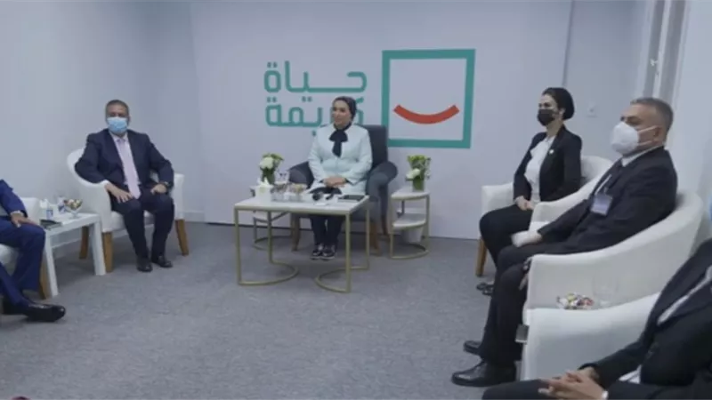 لبت دعوة سيدة لزيارة منزلها و هدايا لتلاميذ المدرسة .. تفاصيل جولة قرينة الرئيس بقرية شما .. فيديو