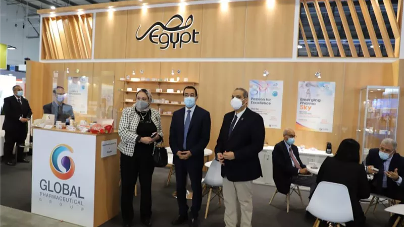 رئيس هيئة الدواء يتفقد أجنحة الشركات المصرية رفقة قنصل مصر في ميلانو