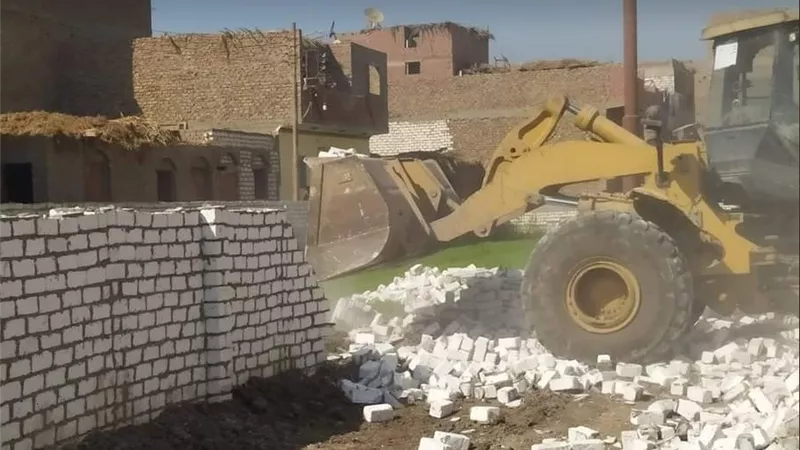 محافظ المنيا : ازالة 14 حالة تعدى على املاك الدولة بمركز ديرمواس