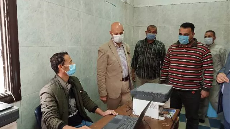مدير الصحة يتابع تطعيم المواطنين بلقاح كورونا واستخراج الشهادات من أبوحماد.. بالصور