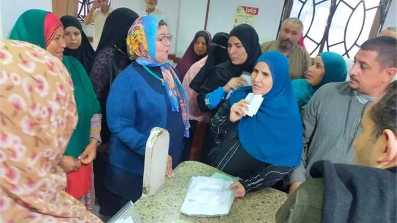 أستمرار توزيع كارت ميزا بإدارات التضامن ببنى سويف اليوم.. بالصور