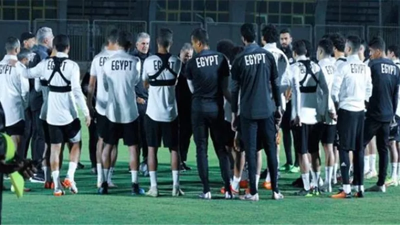 محاضرة فنية للاعبى منتخب مصر قبل التوجه لملعب المباراة لمواجهة أنجولا