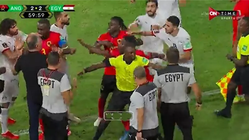 توتر الأجواء بعد هدف التعادل لمنتخب مصر امام أنجولا ..لاعبو الغزلان السمر يدفعون كيروش على خط التماس .. تعرف على التفاصيل