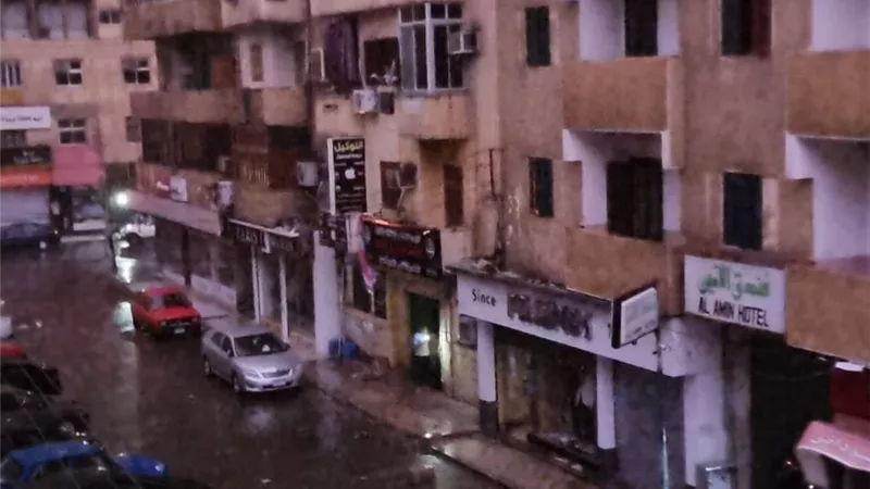 سقوط أمطار غزيرة بأسوان مصحوبة بموجة من البرق والرعد