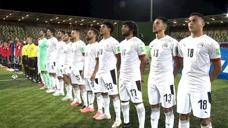 ركلة جزاء صحيحة لمنتخب مصر لم تحتسب .. ولاعب أنجولا المتعدى على كيروش كان يستحق الطرد .. خبير تحكيمى يوضح الحقيقة