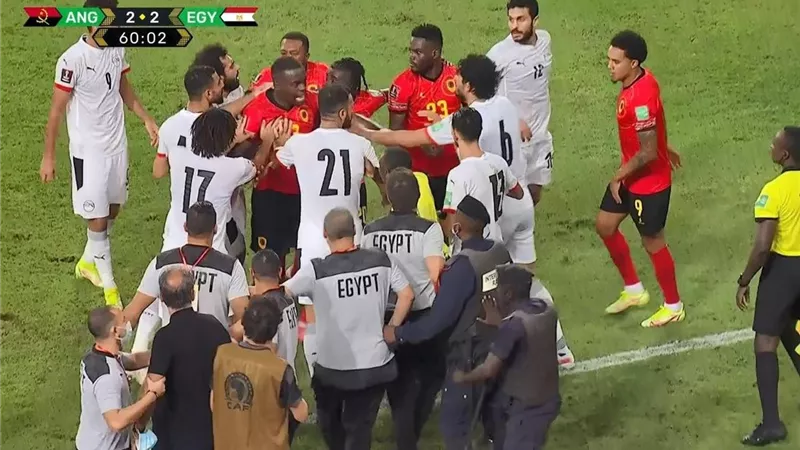قاللى ألفاظ بذيئة.. كيروش يكشف كواليس خناقته مع لاعب أنجولا