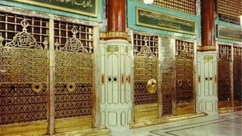 تعرف على شروط ومواعيد دخول النساء إلى الروضة الشريفة بالمسجد النبوي