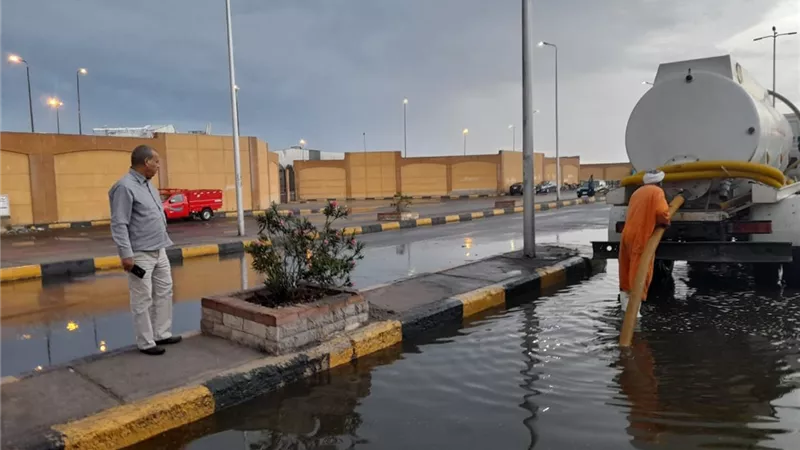 رئيس مدينة سفاجا يتابع إزالة آثار الأمطار ...ويؤكد جميع الطرق مفتوحة