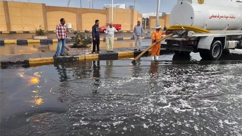 مياه البحر الأحمر تسحب تجمعات الأمطار وتواصل اعلان حالة الطوارئ