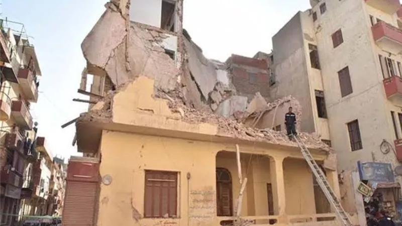 انهيار عقار سكني بروض الفرج مكون من 4 طوابق