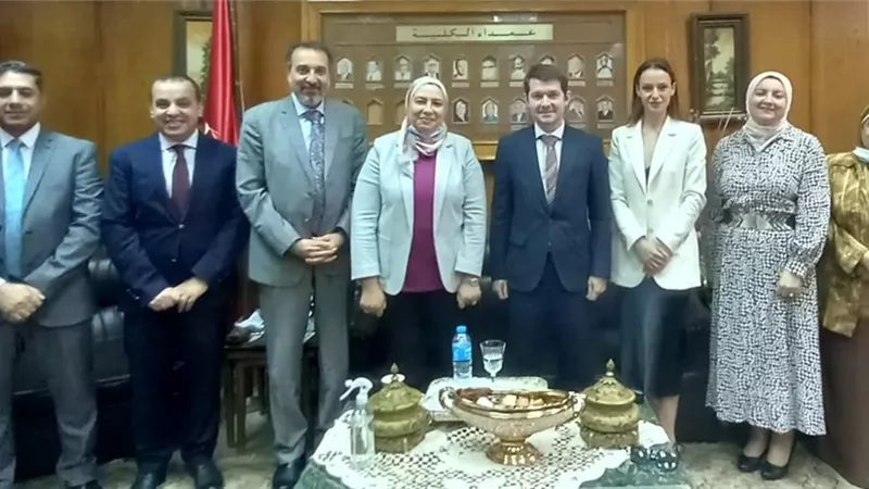 عميد ألسن عين شمس تبحث سبل التعاون مع وفد روسي من جامعة الاقتصاد
