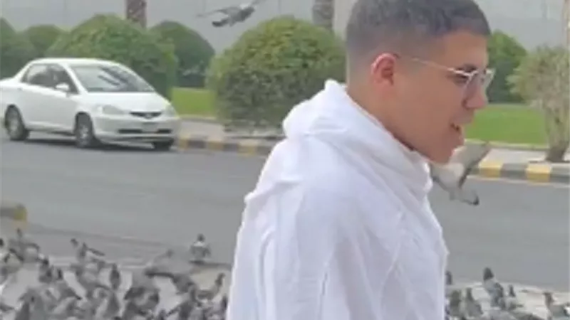 عمر كمال يشارك جمهوره بملابس الاحرام.. فيديو