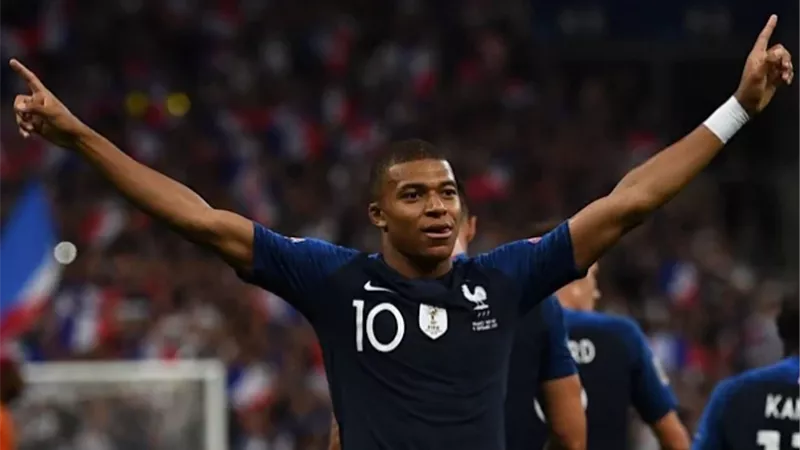 مبابي يصنع التاريخ مع منتخب فرنسا