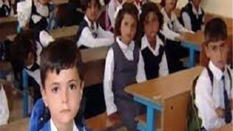 أستاذ مناهج: لا يصح لتلميذ في رابعة ابتدائي دراسة كتاب 300 صفحة..فيديو