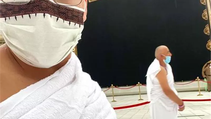 عمر كمال بملابس الأحرام: «دعيت ربنا باني أدخل السعودية بدعوة رسمية لمهرجان كبير وربنا استجاب»