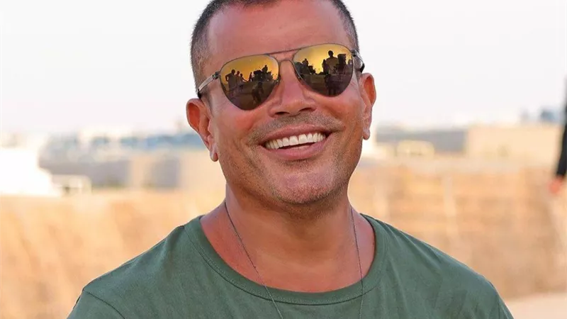 عمرو دياب يشارك جمهوره باحدث اطلالة من حفله الاخير.. صور