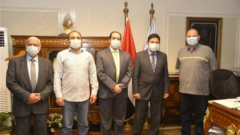 محافظ أسيوط يلتقي النقيب العام للأطباء البيطريين لبحث تطوير الوحدات