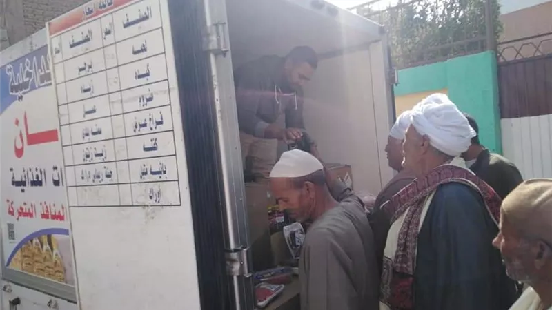 منافذ متنقلة لبيع السلع الغذائية بأهناسيا