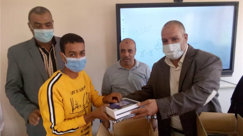 إدارة تعليم قوص تبدأ فى تسليم التابليت لطلاب الأول الثانوى