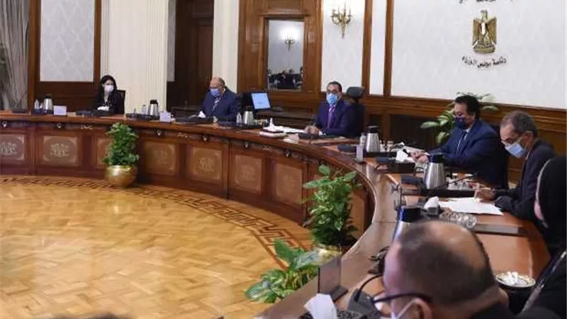 غدا.. الحكومة تطبق قرار منع دخول الموظفين غير الملقحين للوزارات