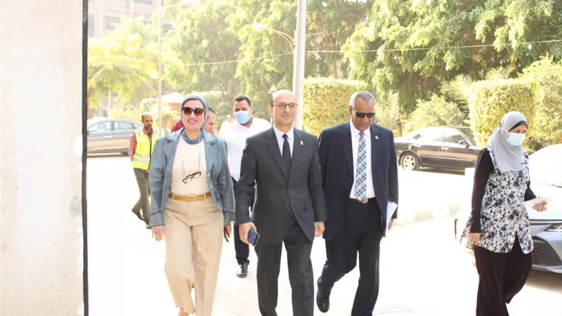 نائب رئيس جامعة أسيوط يتفقد أعمال امتحانات الدراسات العليا بكلية الطب البيطري