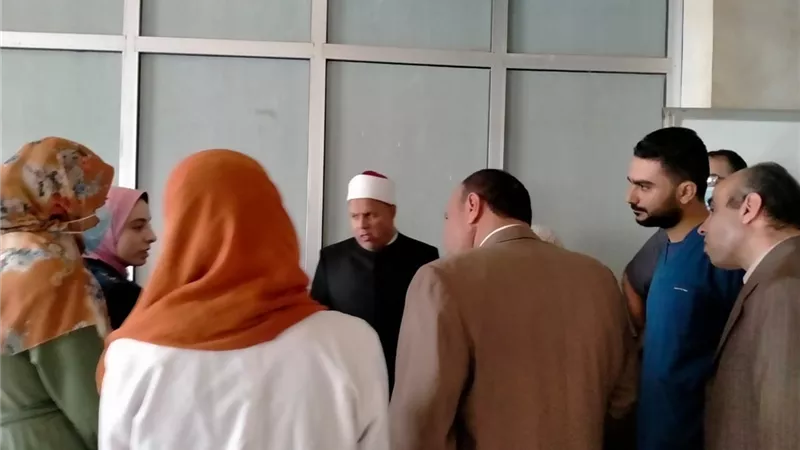 نائباً رئيس جامعة الأزهر للوجه القبلي والبحري يطمئنا على صحة طالبة بكلية الصيدلة بأسيوط