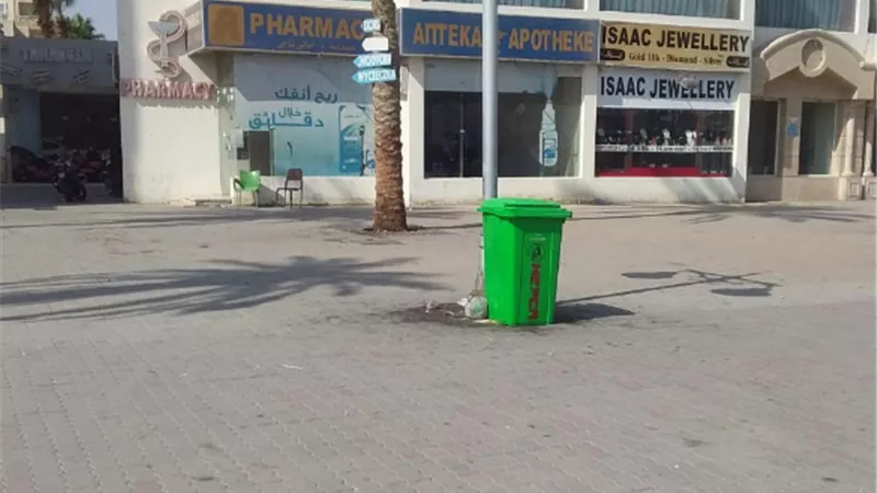 دعم منظومة النظافة بالممشى السياحى بالغردقة للحاويات جديدة