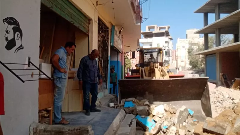 إزالة فورية ل ٢٠ حالة تعوق تطوير منطقة العرب بالغردقة