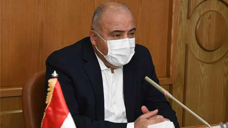 محافظ قنا يناشد مستخدمى طريق قفط - القصير بتوخى الحذر بسبب العاصفة الترابية