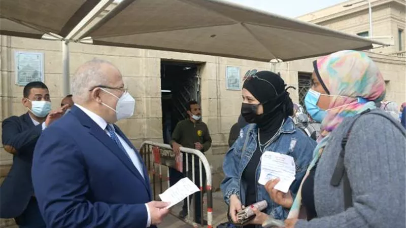 منع دخول الطلاب غير المطعمين بجامعة القاهرة