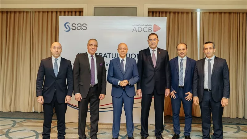 أبوظبي التجاري أول بنك يطلق نظام لحظي معزز بالذكاء الاصطناعي