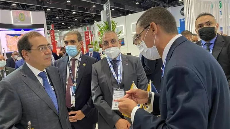 وزير البترول يتفقد الجناح المصرى بمعرض أديبك في أبوظبى.. صور