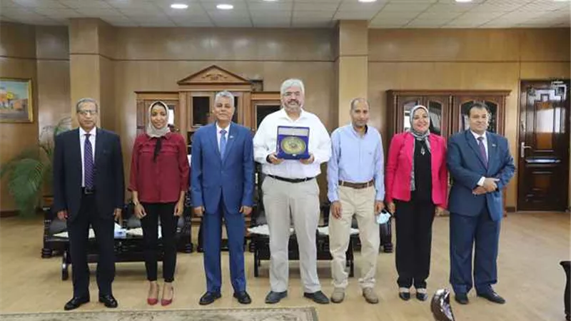 رئيس جامعة جنوب الوادى يلتقى بوفد القطاع الثقافى بالسفارة الأمريكية