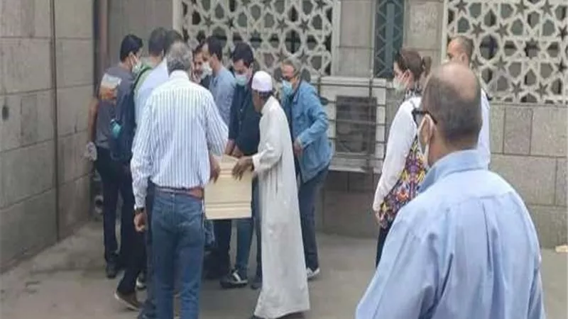 الحزن والصدمة يسيطران على يسرا اللوزي فى جنازة والدها
