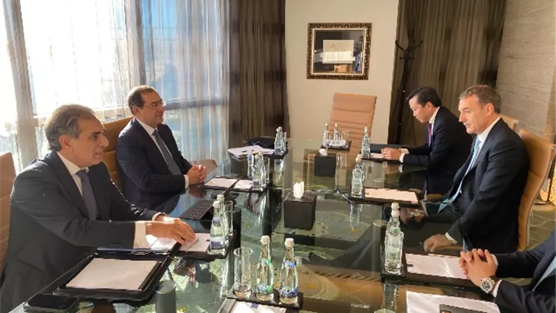 وزير البترول يبحث مع رئيس 