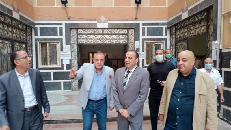 سكرتير عام محافظة المنيا يتابع إجراءات دخول الموظفين بكارت تطعيم 