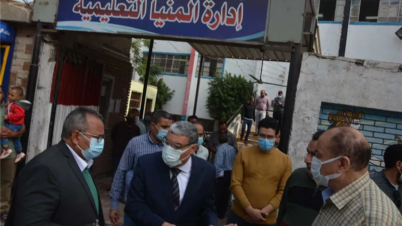 محافظ المنيا يتابع اليوم الاول لتطبيق دخول الموظفين المطعمين الى مقار عملهم