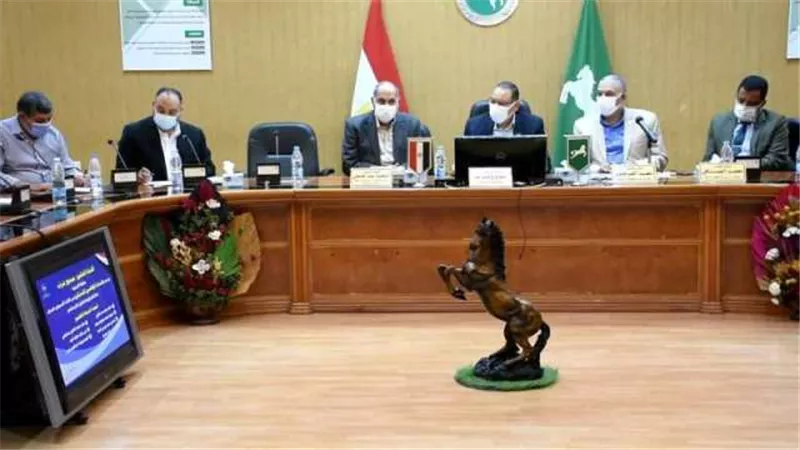 محافظ الشرقية يلتقي المواطنين ويُكلف بتوفير فرص عمل ومساعدات مالية