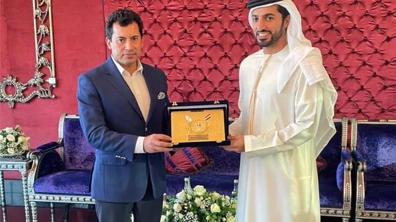 وزير الرياضة يبحث التعاون مع رئيس اتحاد الكرة الإماراتي