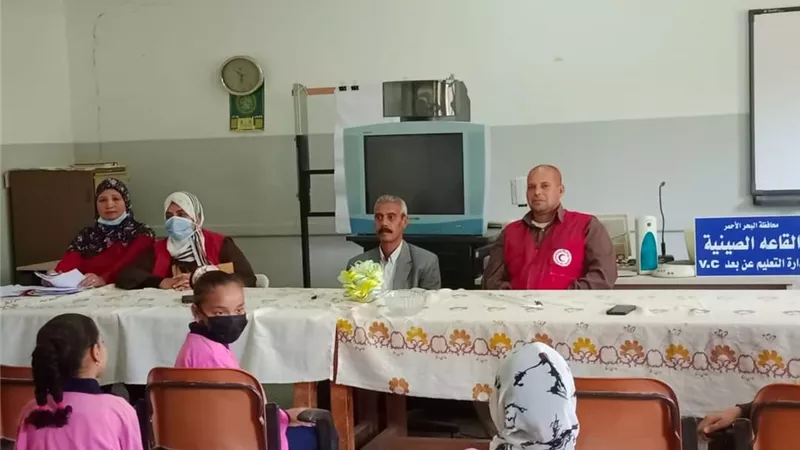 استمرار الهلال الأحمر فى حملة توعية طلاب المدارس بالغردقة