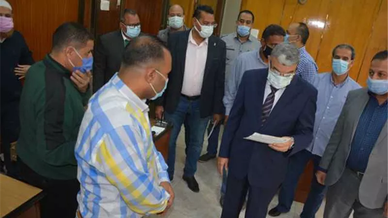 محافظ المنيا يتابع تطبيق منع دخول الموظفين للمصالح الحكومية بدون كارت تطعيم 